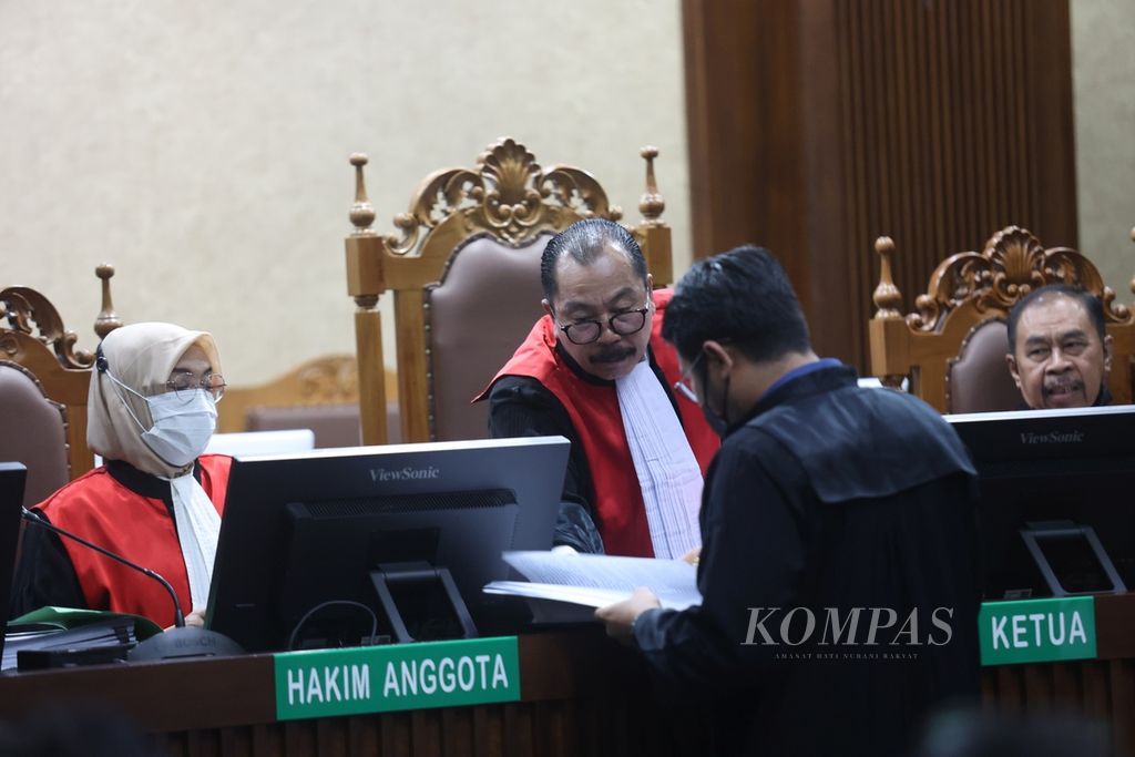 Majelis hakim berkonsultasi dengan jaksa penuntut umum saat sidang perdana Surya Darmadi, terdakwa kasus dugaan korupsi perizinan lahan kelapa sawit PT Duta Palma Group, di Pengadilan Tindak Pidana Korupsi Jakarta, Kamis (8/9/2022). 