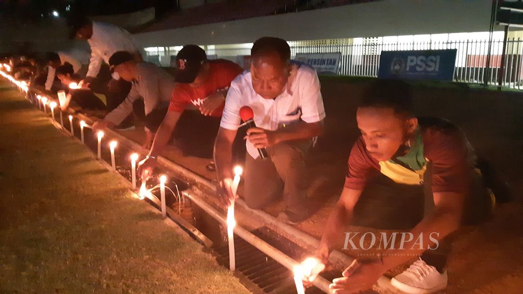 Manajemen dan suporter klub Persewar Waropen bersama Komnas HAM Papua dan Polda Papua menggelar aksi membakar lilin di Stadion Mandala, Jayapura, Senin (3/10/2022). Aksi untuk memberikan penghormatan dan turut berdukacita bagi ratusan korban jiwa dalam tragedi kerusuhan di Stadion Kanjuruhan, Malang, Jatim, pada 1 Oktober 2022.