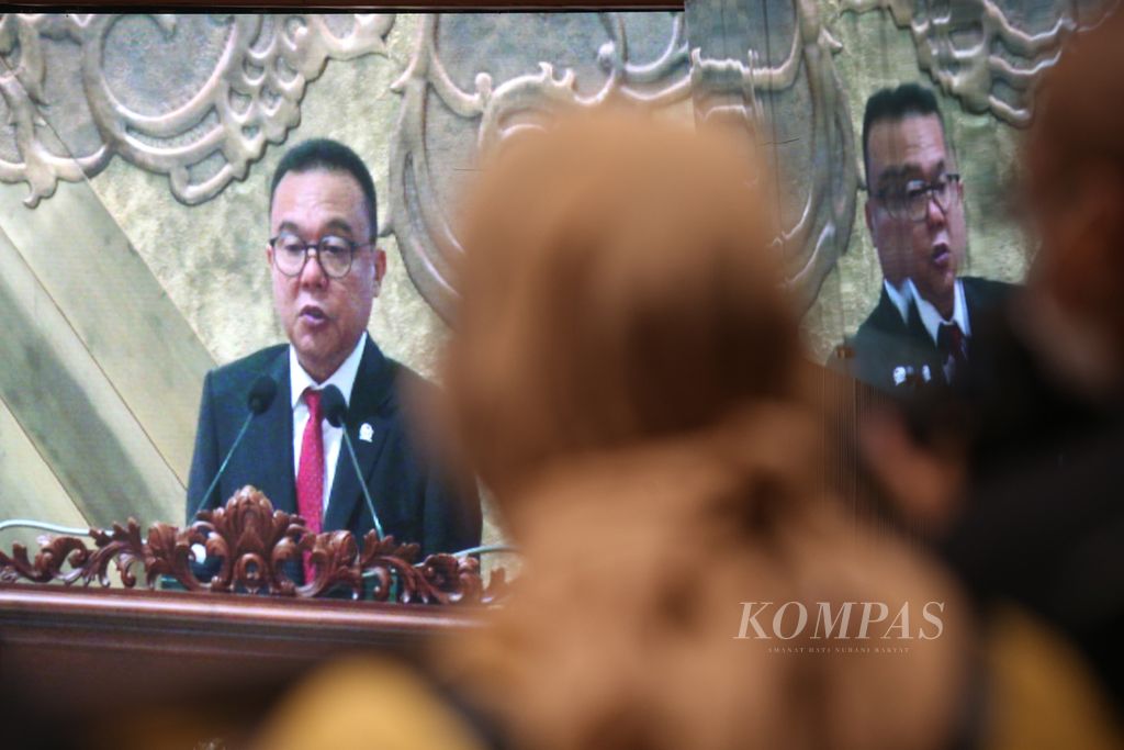 Wakil Ketua DPR Sufmi Dasco Ahmad berpidato saat Rapat Paripurna DPR dengan agenda pembukaan masa persidangan V masa sidang 2022 di Kompleks Parlemen, Senayan, Jakarta, Selasa (17/5/2022). 