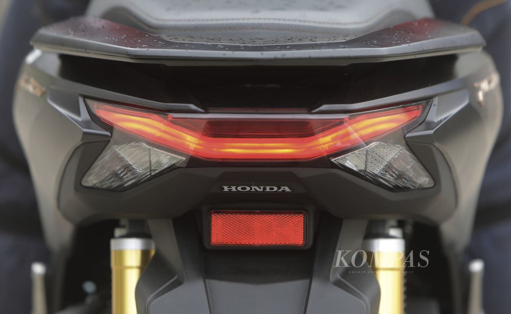 Tampilan lampu belakang New Honda PCX160 tipe RoadSync. 