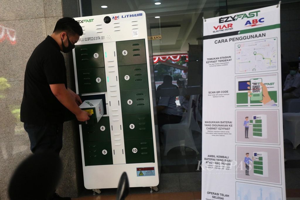 Petugas hendak mencoba menukarkan baterai motor listrik saat uji coba stasiun penukaran baterai kendaraan listrik umum (SPBKLU) di Jakarta, Senin (31/8/2020). Adanya SPBKLU ini diharapkan akan menambah minat masyarakat untuk beralih dari kendaraan berbahan bakar minyak ke kendaraan listrik yang lebih ramah lingkungan.