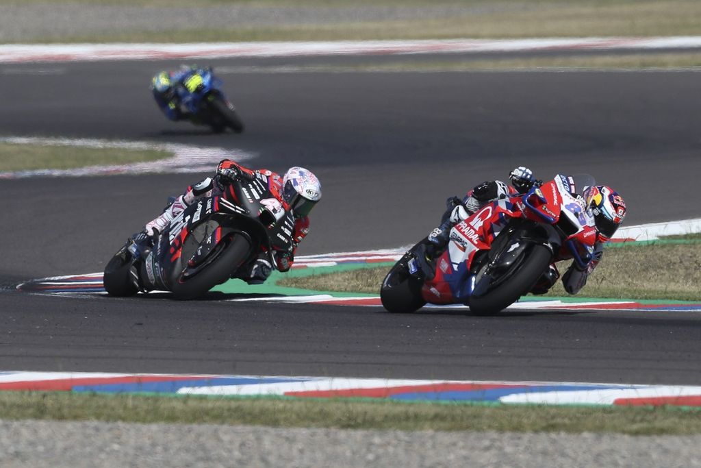 Pebalap tim Pramac Racing, Jorge Martin (kanan) dikejar pebalap tim Aprilia, Aleix Espargaro (tengah), pada MotoGP seri Argentina di Sirkuit Termas de Rio Hondo, Argentina, Senin (4/4/2022). Espargaro akhirnya menjadi pemenang pada seri tersebut, diikuti Martin di posisi kedua dan Alex Rins (kiri/biru) di posisi ketiga. 