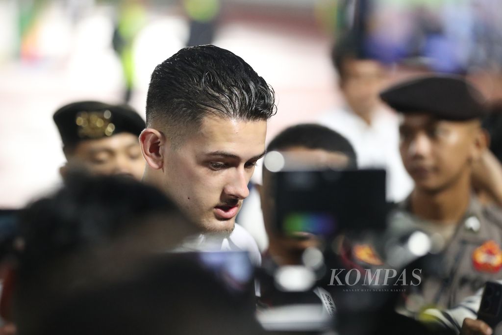 Pemain Indonesia, Justin Hubner, diwawancarai jurnalis sebelum berlatih di Stadion Madya, Kompleks Gelora Bung Karno, Jakarta, Selasa (12/11/2024). Indonesia akan menghadapi Jepang pada pertandingan Grup C putaran ketiga kualifikasi Piala Dunia yang akan digelar pada Jumat (15/11/2024) di Stadion Utama Gelora Bung Karno.