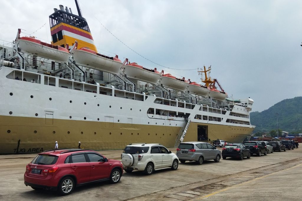 Sejumlah kendaraan roda empat di dermaga Pelabuhan Panjang, Lampung, mengantre masuk KM Ciremai, Sabtu (7/5/2022). 