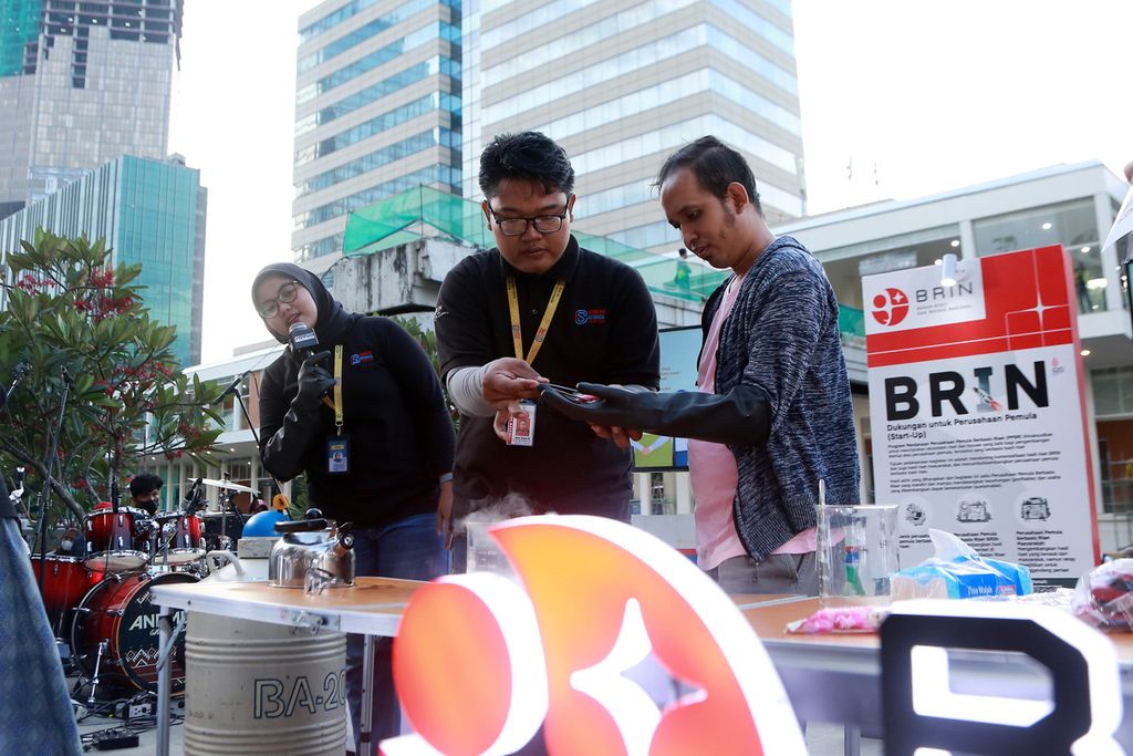 Pengunjung memegang malam yang telah disiram oleh nitrogen dalam acara BRIN Science Show, Sarinah, Jakarta, Jumat (11/11/2022). Demo sains ini dilakukan oleh Indonesia Science Center. Mereka melakukan uji coba menyiramkan nitrogen kepada benda hingga makanan.