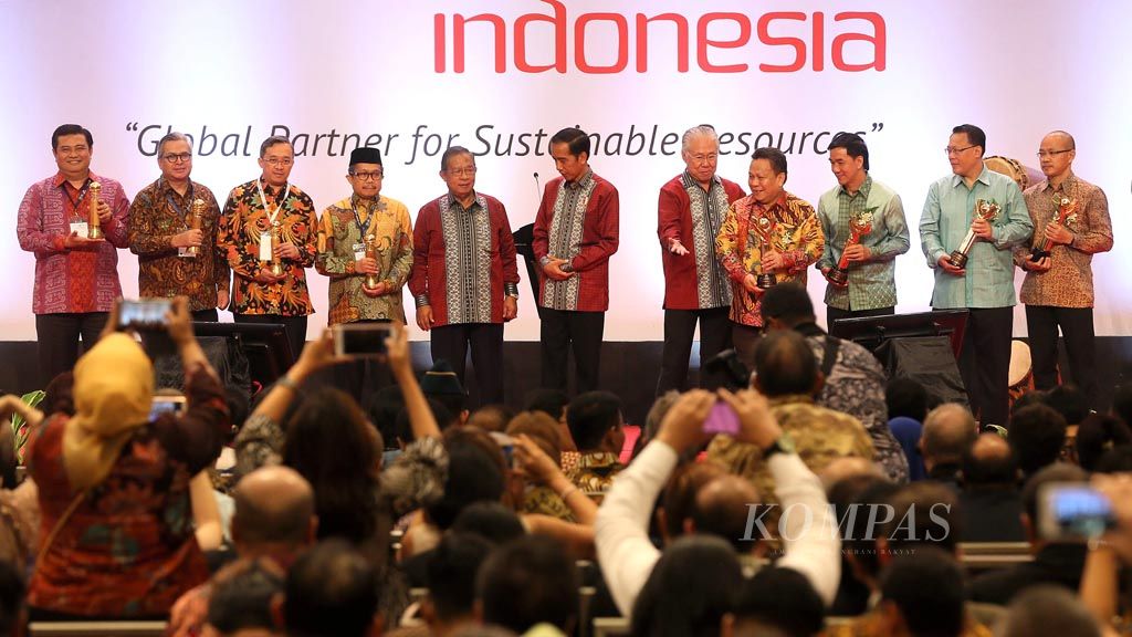 https://assetd.kompas.id/baFEUyc7b08KjKEV_xNBBBRX17I=/1024x576/filters:watermark(https://cdn-content.kompas.id/umum/kompas_main_logo.png,-16p,-13p,0)/https%3A%2F%2Fkompas.id%2Fwp-content%2Fuploads%2F2017%2F10%2F20171011H17_ENGLISH-EXPO_A_web.jpg