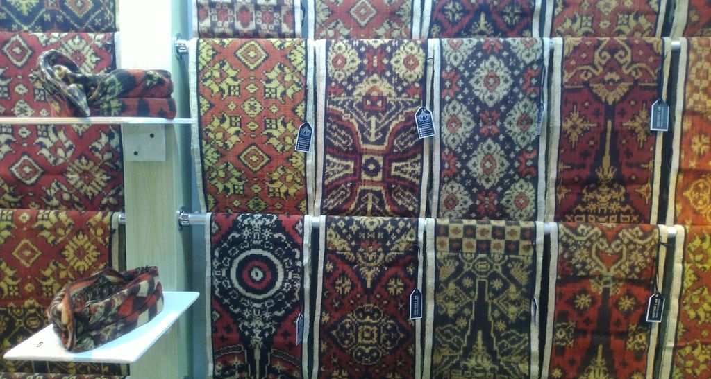 Dekranasda Bali bersama Pemprov Bali kembali menggelar pameran produk lokal dalam ajang IKM Bali Bangkit 2022 tahap I. Beraneka produk IKM ataupun UKM yang sudah diseleksi dipajang dan dipamerkan dalam pameran IKM Bali Bangkit 2022 di Gedung Ksirarnawa, Taman Budaya Provinsi Bali, Kota Denpasar, Kamis (20/1/2022).