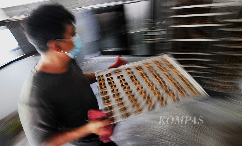 https://assetd.kompas.id/bapu7Cj2TLYcWbWNRMsIgpQLv_Q=/1024x619/filters:watermark(https://cdn-content.kompas.id/umum/kompas_main_logo.png,-16p,-13p,0)/https%3A%2F%2Fkompas.id%2Fwp-content%2Fuploads%2F2020%2F06%2FUMKM-Bertahan-di-Tengah-Pandemi_90073077_1593189913.jpg