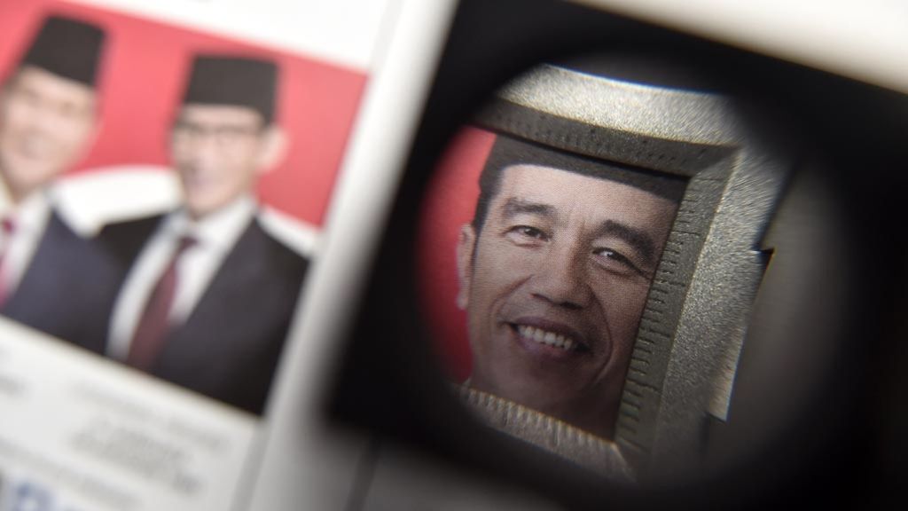 Petugas melakukan pengecekan kualitas surat suara Pilpres 2019 saat pencetakan surat suara di Jakarta, Minggu (20/1/2019).