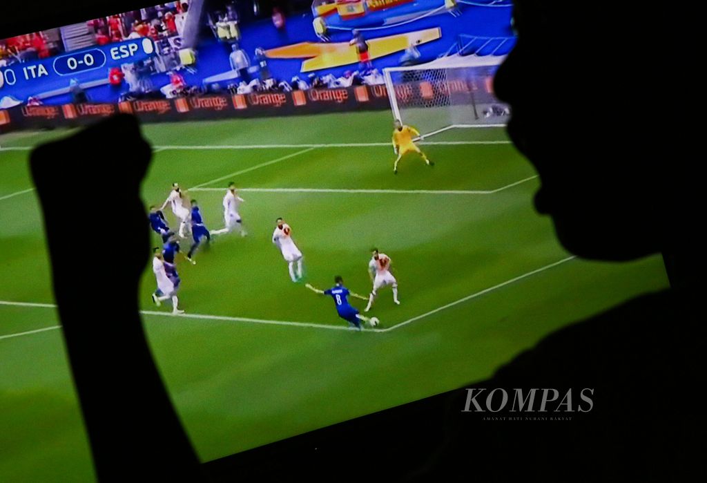 Warga menyaksikan laga Piala Euro 2021 pada pertengahan Juli 2021.  Penggemar pertandingan bola rela bergadang atau tidak tidur demi menonton klub atau pemain favoritnya. 