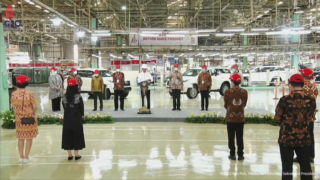 Presiden Joko Widodo memberikan sambutan pada pencapaian produksi ekspor ke-2 juta unit dan pelepasan ekspor perdana Fortuner ke Australia oleh PT Toyota Motor Manufacturing Indonesia di Kabupaten Karawang, Jawa Barat, Selasa (15/2/2022).