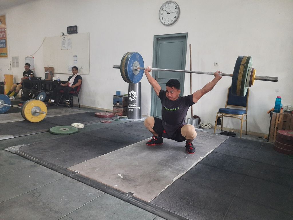 Atlet angkat besi Indonesia, Ricko Saputra, dari kelas 61 kilogram berlatih di Mess Marinir Kwini, Jakarta, Jumat (20/1/2023). Ia digadang-gadang menjadi penerus Eko Yuli Irawan, atlet senior angkat besi yang kerap menyumbang medali pada kejuaraan internasional.