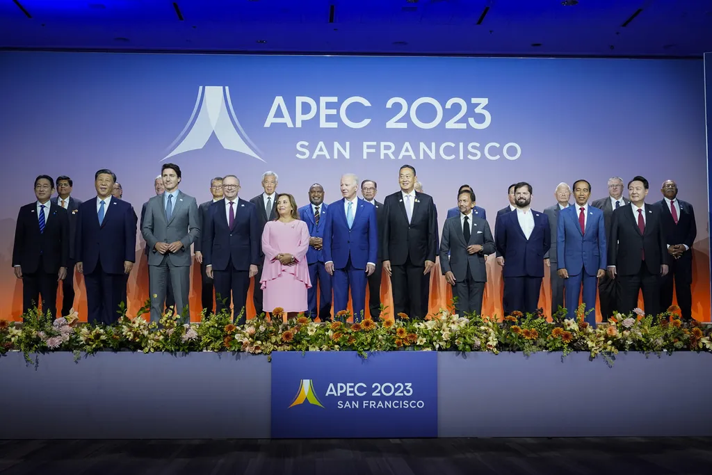 Leaders pose for a family photo at the annual Asia-Pacific Economic Cooperation summit, Thursday, Nov. 16, 2023, in San Francisco. Front row from left are, Japan's Prime Minister Fumio Kishida. China's President Xi Jinping, Canada's Prime Minister Justin Trudeau, Australia's Prime Minister Anthony Albanese, Peru's President Dina Ercilia Boluarte Zegarra, President Joe Biden, Thailand's Prime Minister Srettha Thavisin, Sultan of Brunei Hassanal Bolkiah, Chile's President Gabriel Boric, Indonesia's President Joko Widodo, South Korea's President Yoon Suk Yeol. (AP Photo/Godofredo A. VÃ¡squez) *** Local Caption *** Para pemimpin berfoto bersama pada KTT tahunan Kerja Sama Ekonomi Asia-Pasifik, Kamis (16/11/2023), di San Francisco, AS. Barisan depan dari kiri adalah Perdana Menteri Jepang Fumio Kishida, Presiden China Xi Jinping, PM Kanada Justin Trudeau, PM Australia Anthony Albanese, Presiden Peru Dina Ercilia Boluarte Zegarra, Presiden Joe Biden, PM Thailand Srettha Thavisin, Sultan Brunei Hassanal Bolkiah, Presiden Chili Gabriel Boric, Presiden Indonesia Joko Widodo, dan Presiden Korea Selatan Yoon Suk Yeol.