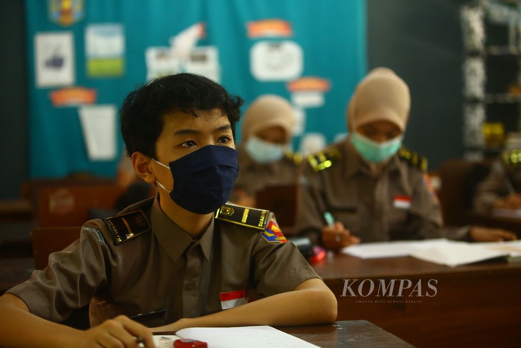 Siswa kelas X mengikuti sekolah tatap muka di SMA Negeri 1 Giri Banyuwangi, Senin (16/11/2020). Saat itu sebanyak 57 SMA/SMK sederajat di Banyuwangi diizinkan menggelar uji coba sekolah tatap muka tahap kedua.