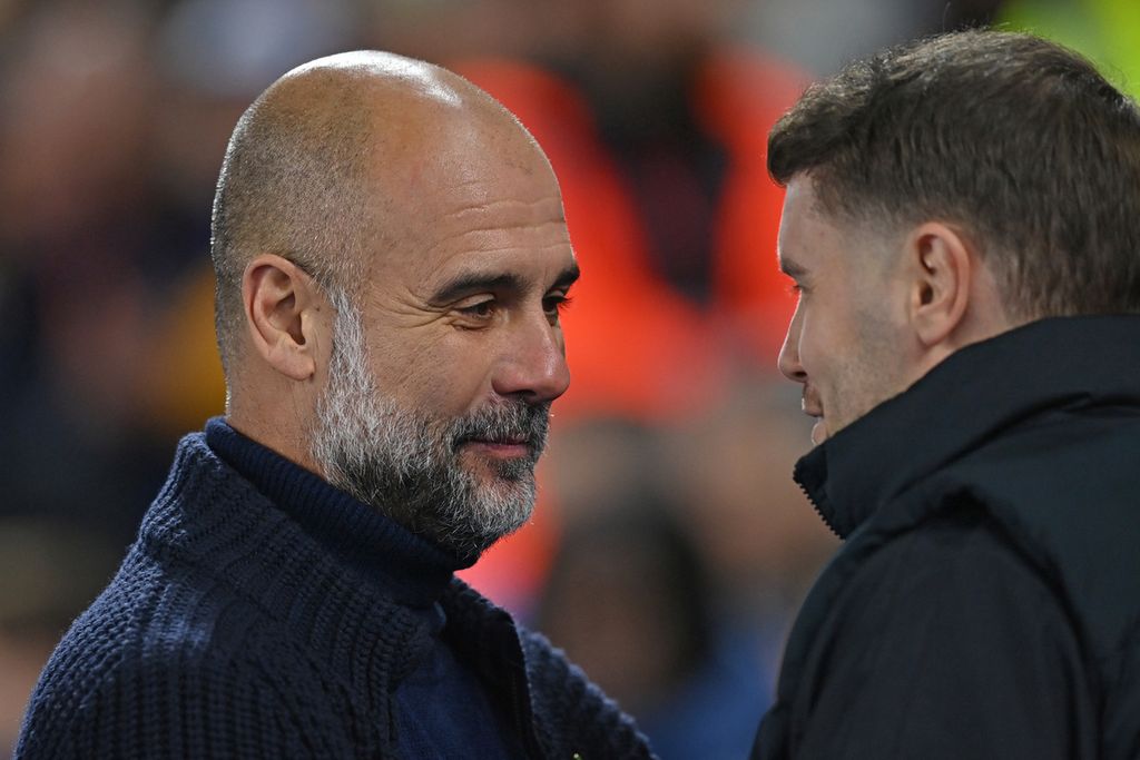 Manajer Manchester City Pep Guardiola (kiri) berbicara dengan Pelatih Brighton Fabian Hurzeler jelang <i>kick-off</i> laga Liga Inggris di Brighton, Minggu (10/11/2024) dini hari WIB.