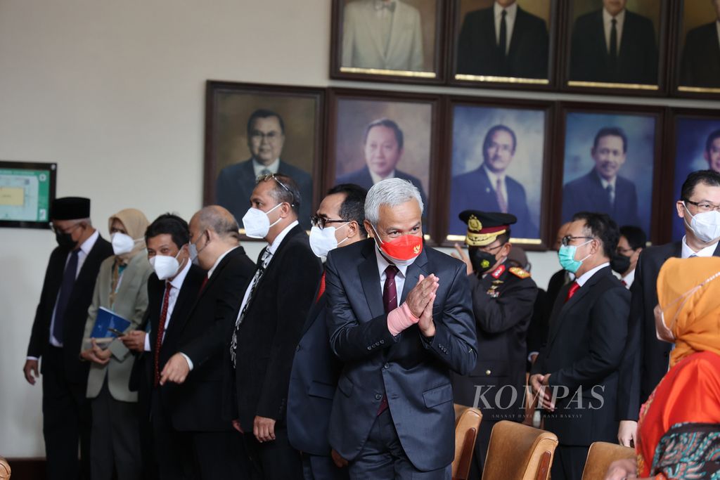 Gubernur Jawa Tengah Ganjar Pranowo menghadiri upacara pelantikan Rektor UGM Ova Emilia sebagai Rektor Universitas Gadjah Mada masa bakti 2022-2027 di Balai Senat Universitas Gadjah Mada, Yogyakarta (27/5/2022). Ova Emilia terpilih sebagai Rektor UGM masa bakti 2022-2027 setelah meraih suara terbanyak dibanding dua calon lainnya. 