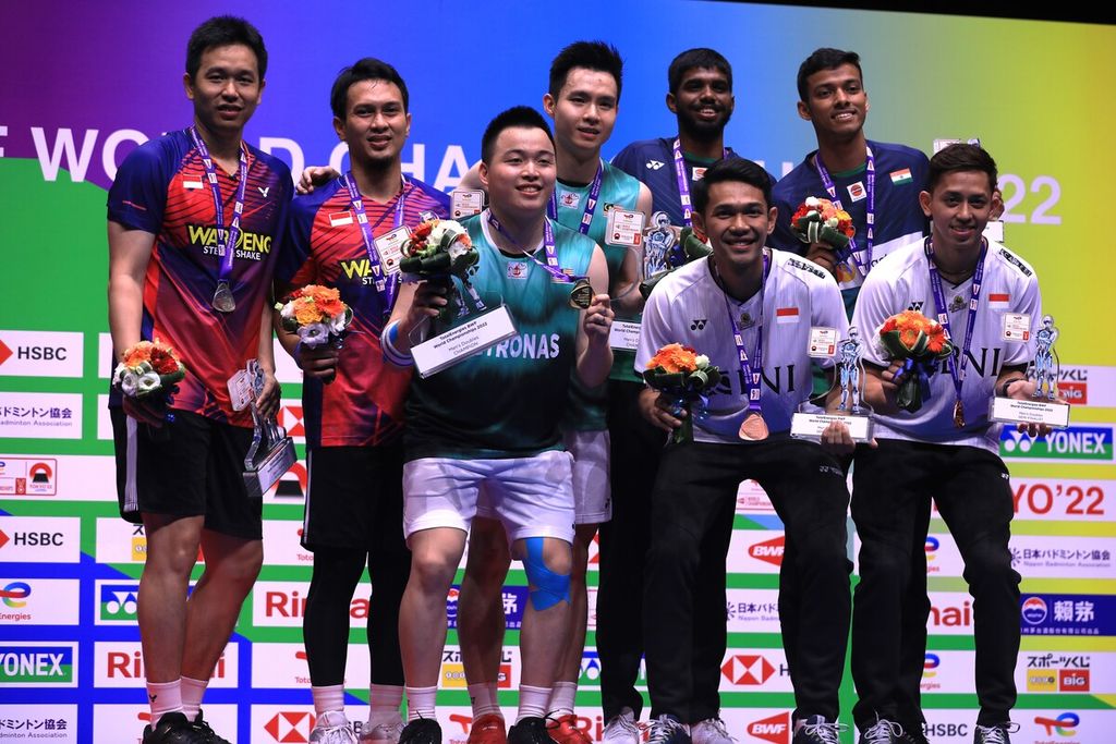 Hendra Setiawan/Mohammad Ahsan (kiri) dan Fajar Alfian/Muhammad Rian Ardianto (kanan depan) dengan medali masing-masing bersama Aaron Chia/Soh Wooi Yik (Malaysia) dan Satwiksairaj Rankireddy/Chirag Shetty (India) usai final ganda putra Kejuaraan Dunia Bulu Tangkis 2022 di Tokyo Metropolitan Gymnasium, Tokyo Jepang, Minggu (28/8/2022), 