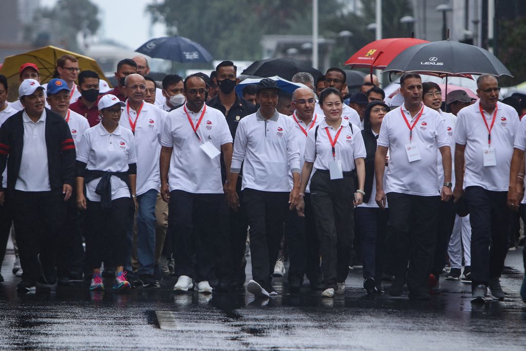 Presiden Joko Widodo (tengah) berjalan didampingi Menteri BUMN Erick Thohir (kiri), Menteri Luar Negeri Retno Marsudi (kedua dari kiri), serta para duta besar anggota ASEAN dan negara sahabat dalam parade Kick Off Keketuaan ASEAN Indonesia 2023 di Jalan MH Thamrin, Jakarta, 29 Januari 2023.