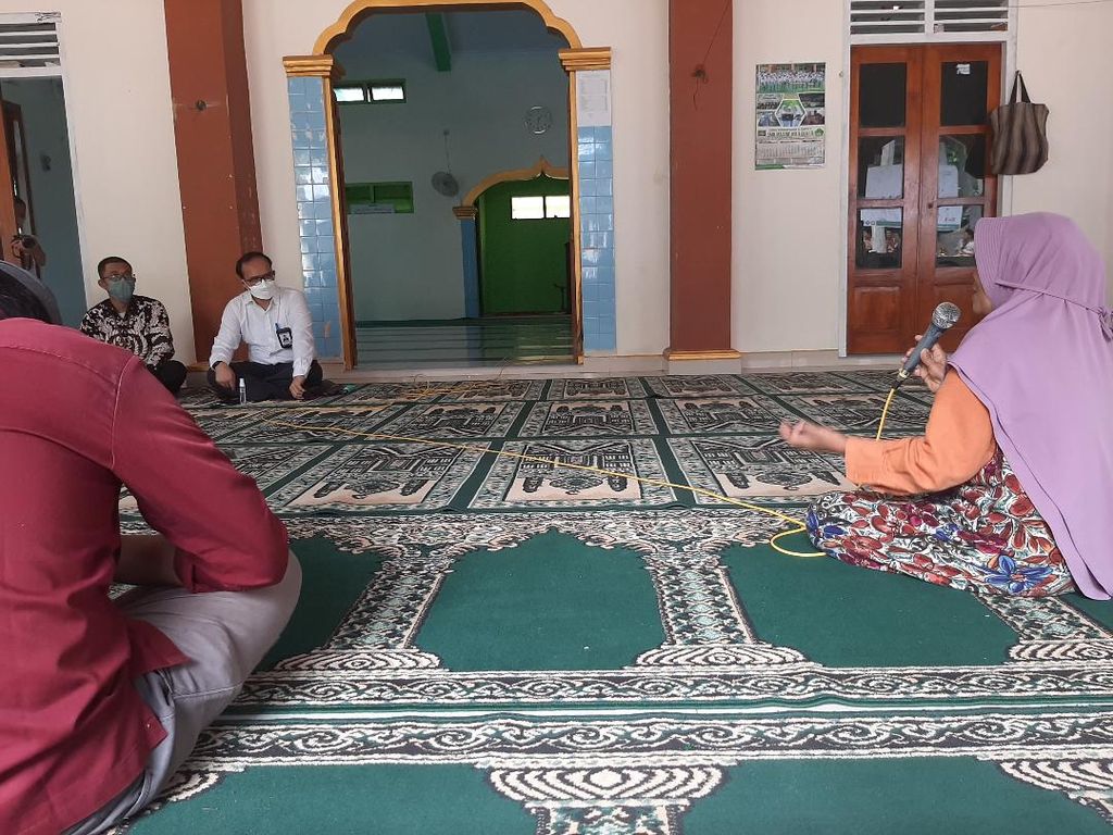 Seorang warga Desa Wadas (kanan) melaporkan tindak kekerasan polisi yang dilihat dan dialaminya dalam peristiwa kerusuhan pada Selasa (8/2/2022) kepada Ombudsman Jawa Tengah, Senin (14/2/2022).