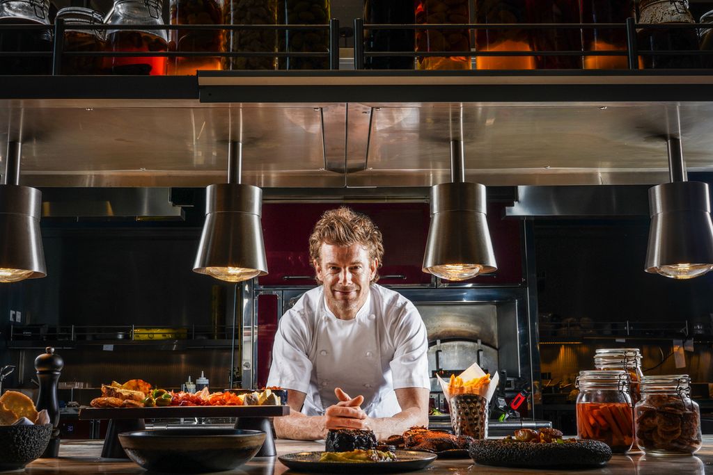 Chef Tom Aikens di dapur terbuka Toms by Tom Aikens di Hotel Langham, Jakarta.
