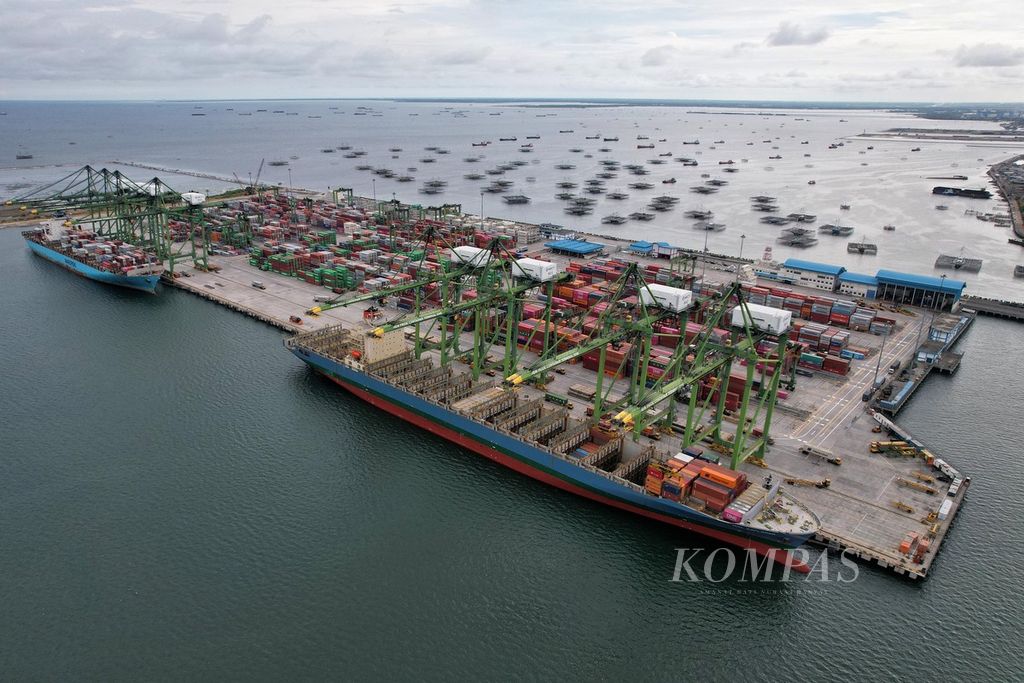Aktivitas bongkar muat peti kemas berlangsung di New Priok Container Terminal (NPCT) 1, Jakarta Utara, 10 November 2022. Cadangan devisa justru menyusut saat Indonesia menikmati rezeki nomplok dari lonjakan permintaan dan harga komoditas di pasar global.