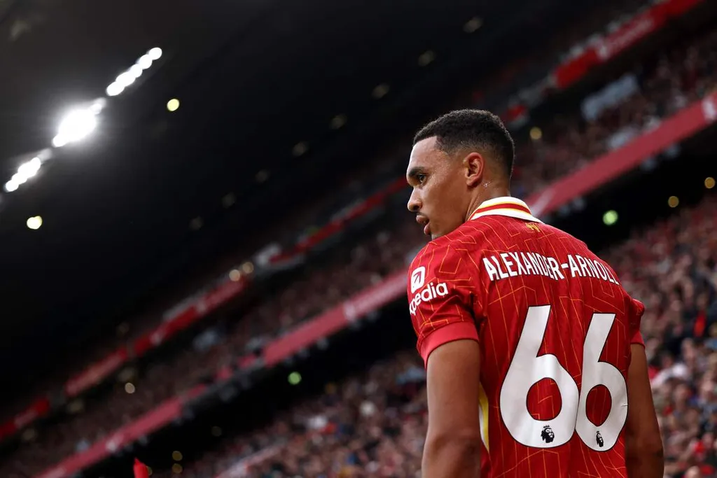 Pemain Liverpool Trent Alexander-Arnold bersiap melakukan tendangan pojok pada laga Liga Inggris melawan Ipswich Town di Stadion Portman Road, Ipswich, Sabtu (17/8/2024).
