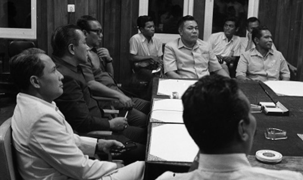  Menteri Dalam Negeri Amir Machmud selaku ketua lembaga pemilu, Jumat (5/3/1971), mengadakan pertemuan dengan para wakil parpol-parpol Golkar di Gedung Departemen Dalam Negeri membahas Daftar Calon Sementara Pemilu. Mendagri Amir Machmud didampingi oleh Ketua Tim Peneliti Kopkamtib, Mayjen Yoga Sugama.