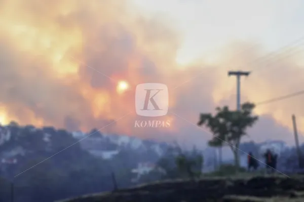 Asap menutupi langit saat terjadi kebakaran hutan, di pinggiran barat...