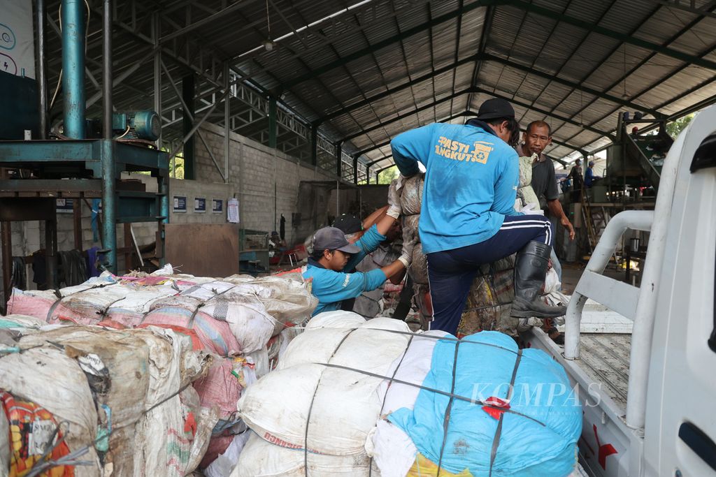 Pekerja mengirim sampah yang telah dipilah di instalasi pengolahan sampah Kelompok Pengusaha Pengolah Sampah (Kupas) di Desa Panggungharjo, Sewon, Bantul, Daerah Istimewa Yogyakarta, Rabu (2/8/2023). Pemerintah desa itu mendorong warganya untuk mengolah dan memanfaatkan sampah menjadi pupuk secara mandiri.
