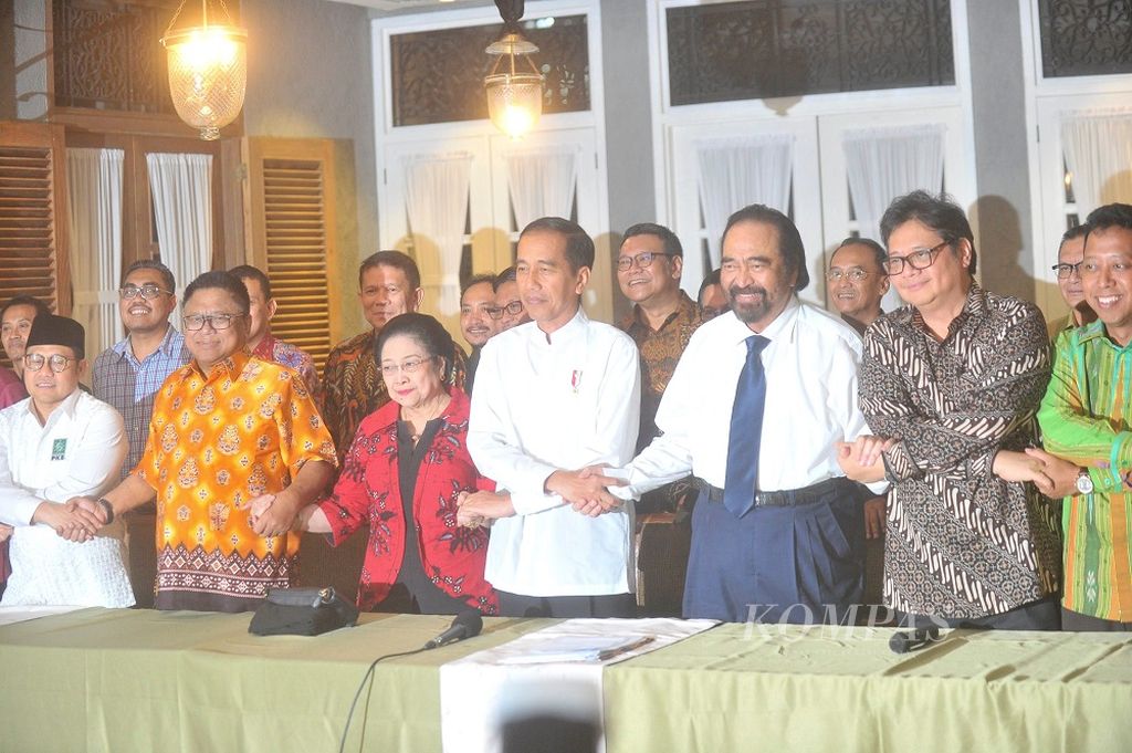 Presiden Joko Widodo didampingi Ketua Umum Partai Politik pendukung Koalisi Indonesia Kerja antara lain (tampak dalam foto) Ketua Umum PKB Muhaimin Iskandar, Ketua Umum Hanura Oesman Sapta Odang, Ketua Umum PDI Perjuangan Megawati Soekarnoputri, Ketua Umum Nasdem Surya Paloh, Ketua Umum Golkar Airlangga Hartarto dan Ketua Umum PPP Romahurmuziy saat mendeklarasikan calon wakil presiden yang akan mendampingi Joko Widodo dalam pertemuan koalisi pendukung di Jakarta, Kamis (9/8/2018). Joko Widodo menunjuk Ma\'ruf Amin sebagai calon wakil presiden dalam Pilpres 2019.