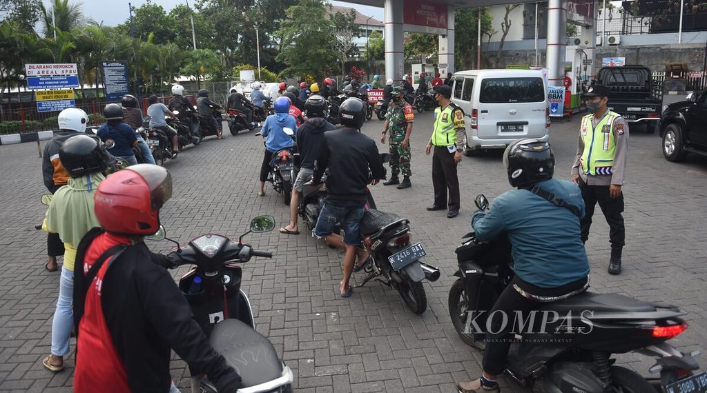 Petugas kepolisian Polsek Singosari bersama anggota Koramil 0818/26 Singosari berjaga pasca kenaikan harga BBM di salah satu SPBU di Kabupaten Malang, Jawa Timur (3/9/2022). 