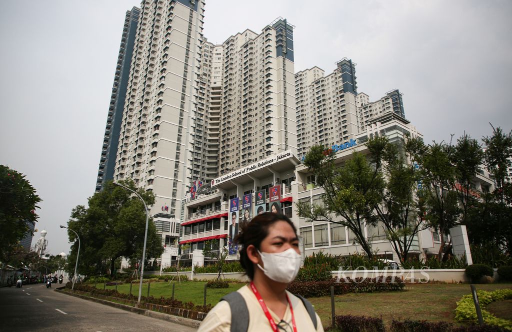 Kampus The London School of Public Relations Jakarta yang berlokasi di kawasan apartemen Sudirman Park, Jakarta, Rabu (10/5/2023). Tak sedikit mahasiswa yang tinggal di apartemen sekitar sebagai tempat tinggal selama kuliah. 