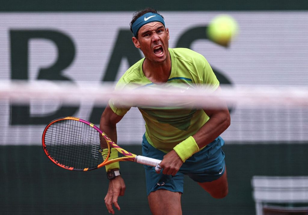 Petenis Spanyol, Rafael Nadal, melakukan servis saat melawan petenis Australia, Jordan Thompson, pada laga babak pertama turnamen tenis Grand Slam Perancis Terbuka di Roland Garros, Paris, Perancis, Selasa (24/5/2022). Nadal meraih kemenangan ke-106 di Roland Garros dengan mengalahkan Thompson, kemenangan terbanyak yang diraih seorang petenis putra dalam satu Grand Slam.