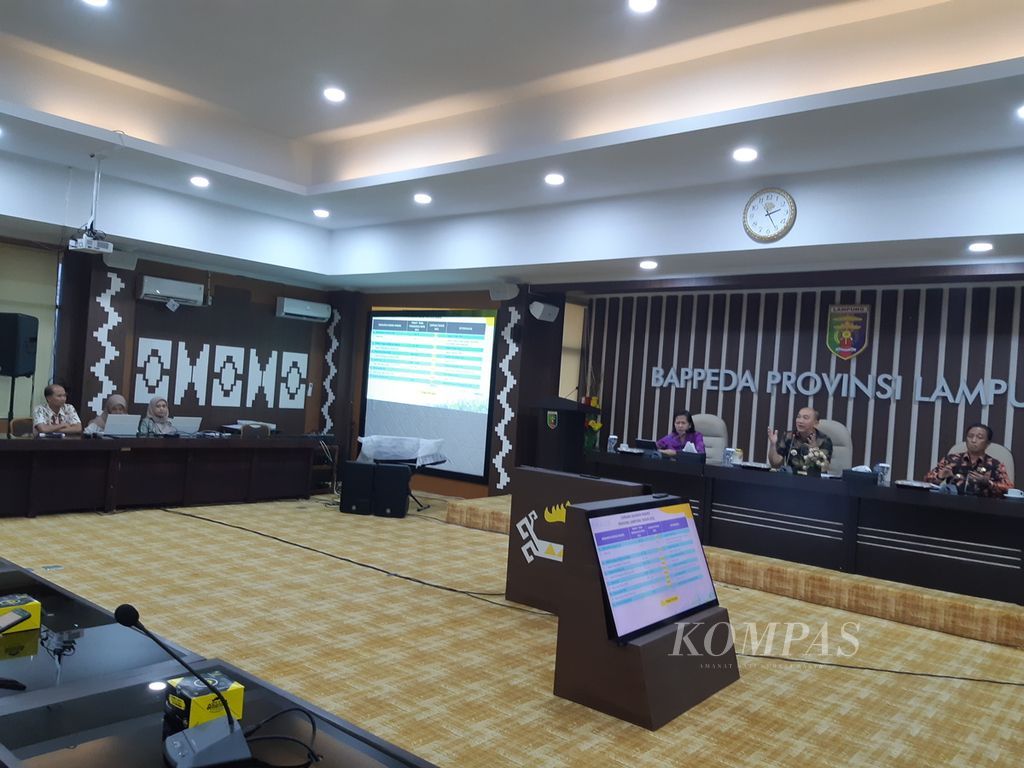 Kepala Bappeda Lampung Mulyadi Irsan (tengah) didampingi Kepala BPS Lampung Endang Retro Sri Subiyandani dan Kepala Dinas Kominfotik Lampung Ganjar Jationo memaparkan capaian makro Pemerintah Provinsi Lampung di Bandar Lampung, Jumat (10/3/2023).