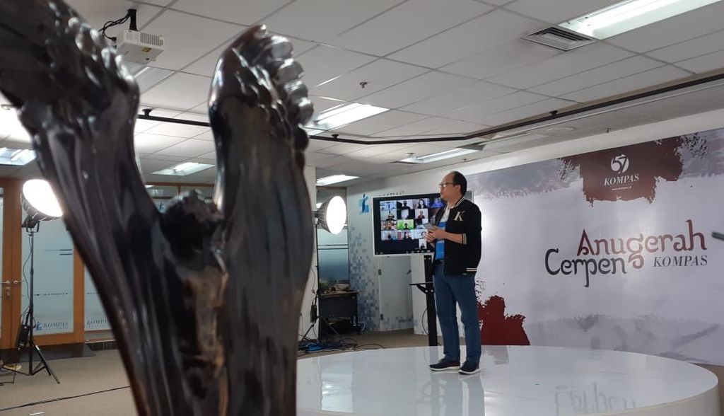 Pemimpin Redaksi Harian <i>Kompas</i> Sutta Dharmasaputra mengumumkan cerpen Keluarga Kudus karya Sunlie Thomas Alexander sebagai Cerpen Terbaik Pilihan Kompas 2021. Pengumuman dilakukan dalam acara Anugerah Cerpen Kompas 2022 yang berlangsung secara daring, Selasa (28/6/2022).