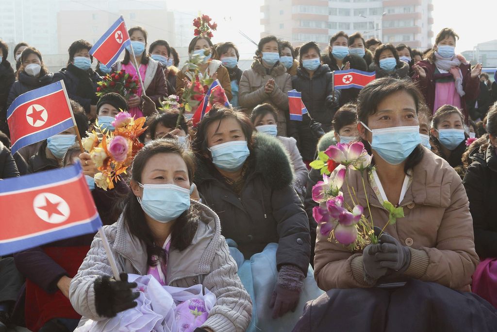 Warga kota Pyongyang menikmati pertunjukan yang disajikan grup kesenian pada peringatan 81 tahun kelahiran mendiang pemimpin Korea Utara Kim Jong Il di Pyongyang, Korea Utara, Kamis (16/2/2023). 