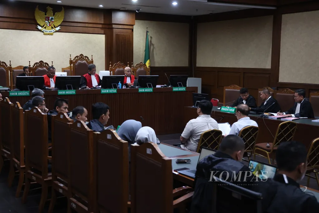 Suasana persidangan dugaan tindak pidana pencucian uang kasus korupsi usaha perkebunan kelapa sawit tanpa izin di Provinsi Riau periode 2004-2022, dengan terdakwa perusahaan Duta Palma Group di Pengadilan Tipikor, Jakarta, Selasa (15/5/2025). Duta Palma Group menjadi terdakwa dugaan tindak pidana pencucian uang yang merugikan keuangan negara mencapai Rp 4,7 triliun dan kerugian ekonomi negara sebesar Rp 73,9 triliun. Kompas/Hendra A Setyawan (HAS)