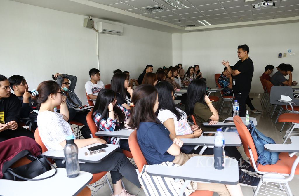 Mahasiswa semester kedua jurusan Strategi Komunikasi, Universitas Multimedia Nusantara (UMN), mengikuti mata kuliah digital videografi di Gading Serpong, Tangerang, Banten, Senin (27/1/2020). Pemerintah melalui Kementerian Pendidikan dan Kebudayaan meluncurkan kebijakan kampus merdeka yang diharapkan akan memberi keleluasaan bagi perguruan tinggi, baik negeri maupun swasta, untuk mengembangkan diri sesuai dengan tuntutan zaman.