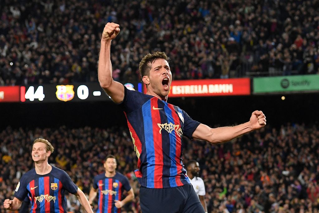 Pemain Barcelona, Sergi Roberto, bersorak gembira seusai mencetak gol bagi timnya yang bertanding melawan Real Madrid dalam laga Liga Spanyol yang digelar di Stadion Camp Nou, Barcelona, Spanyol, Senin (19/3/2023) dini hari WIB. Laga "el clasico" ini dimenangi Barcelona dengan skor 2-1. 