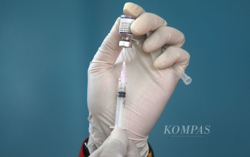 Petugas kesehatan mempersiapkan suntikan vaksin penguat Pfizer di Kantor Kecamatan Senen, Jakarta, Kamis (20/10/2022). Sentra vaksin tersebut menyediakan tujuh vial vaksin untuk dosis kedua maupun penguat. 