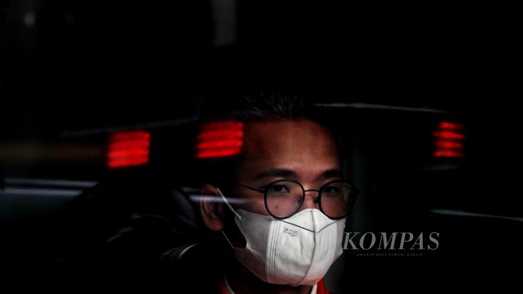 Mantan Bupati Bangkalan R Abdul Latif Amin Imron setelah mengikuti sidang yang digelar Pengadilan Tipikor Surabaya melalui virtual di Gedung Merah Putih KPK, Jakarta, Jumat (19/5/2023).