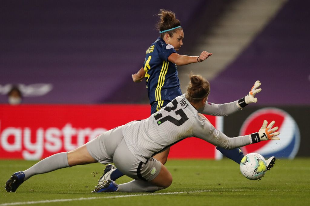 Penjaga gawang VfL Wolfsburg, Friederike Abt berusaha menghadang laju penyerang Lyon Jodie Taylor (Belakang) dalam pertandingan final sepak bola Liga Champions Wanita UEFA antara VfL Wolfsburg dan Lyon di Stadion Anoeta di San Sebastian, Spanyol, Minggu (30/8/2020).