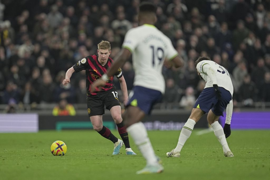 Pemain Manchester City Kevin De Bruyne (kiri) menggiring bola di bawah kawalan pemain Tottenham Hotspur pada laga Liga Inggris di Stadion Tottenham Hotspur, London, Minggu (5/2/2023). Tottenham menang 1-0 pada laga itu.