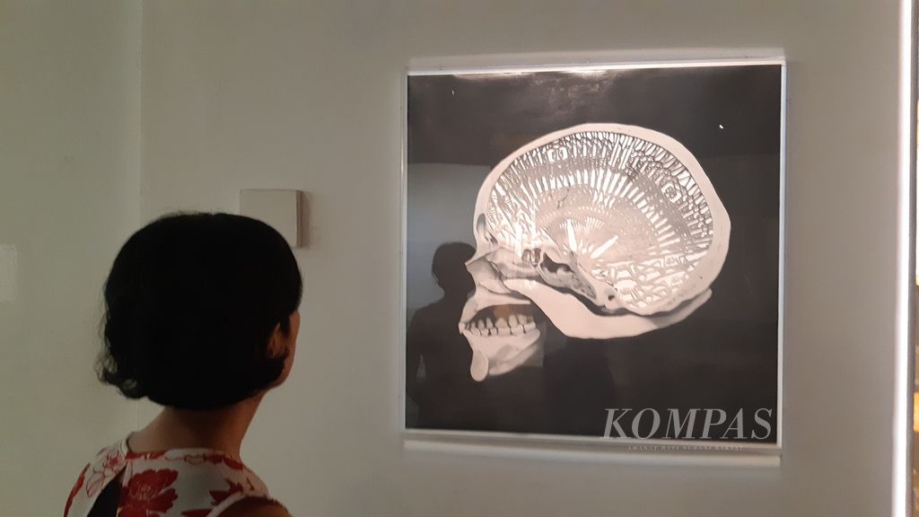 Lukisan dengan teknik cukil pada kertas berjudul ”Identification” karya Mujahidin Nurrahman, Rabu (20/11/2024). Karya ini ditampilkan di dalam pameran bertajuk Theatre and The Other Self di Galeri Salihara, Jakarta.
