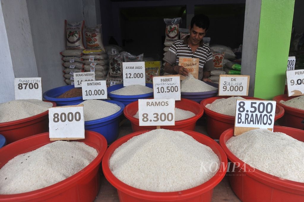 Marzuki menata beras jenis medium yang dijual di tokonya di kawasan Depok, Jawa Barat, Sabtu (10/10/2015). Seperti diberitakan The Saigon Times, sebuah media di Vietnam, Kementerian Perindustrian dan Perdagangan Vietnam menyatakan pihaknya menang kontrak untuk memasok beras 1 juta ton ke Indonesia. Namun, Pemerintah masih belum mau angkat bicara terkait dengan impor beras dari Vietnam tersebut.