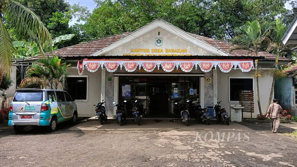 Suasana Balai Desa Babakan, Tenjo, Kabupaten Bogor, Kamis (23/3/2023). Balai desa ini sempat menjadi posko darurat untuk menangani warga yang keracunan makanan karena menyantap makanan di acara resepsi pernikahan.
