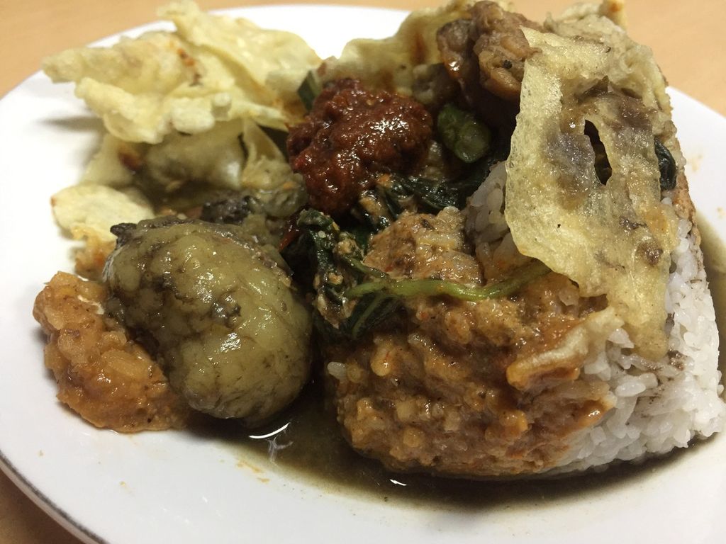 Menu nasi pecel rawon kreasi Warung Nasi Rawon Campur Pecel Ibu City Surabaya, Jalan Dharmawangsa, Surabaya, Jawa Timur. Menu ini merupakan kuliner fusi dari tlatah budaya Mataraman dan Arekan.