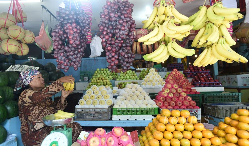 Penjual melayani pembeli di sentra penjualan buah Pasar Pucang Anom, Surabaya, Jawa Timur, 3 Februari 2020.