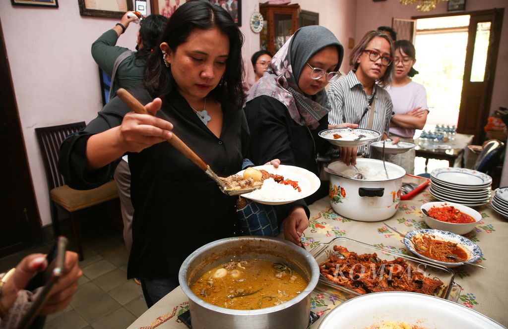  Para peserta menikmati sajian masakan saat bertamu ke rumah peracik rempah legendaris Tjik Oneh di Jatinegara, Jakarta Timur, Minggu (17/9/2023). Pada kesempatan tersebut, tuan rumah menyuguhkan gulai kurma, ayam bakar bumbu rendang, serta sambal lado tanak yang disantap dengan nasi dari <i>bareh</i> Solok. Kegiatan ini untuk memperkenalkan sejarah Tjik Oneh sekaligus menyajikan masakan khas Sumatera Barat kepada para pencinta kuliner.