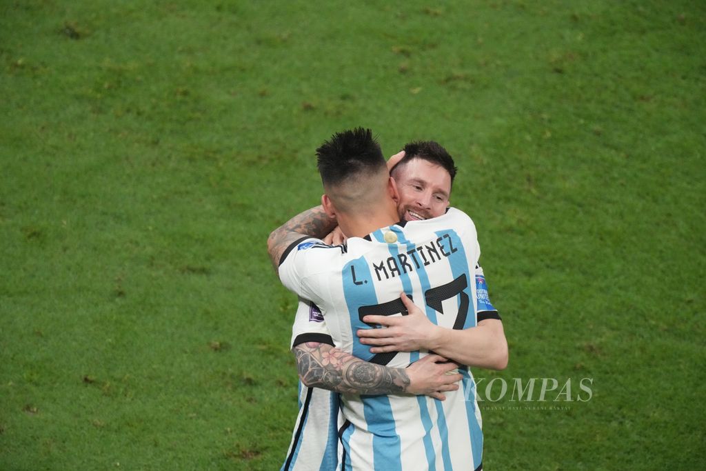Pemain Argentina Lionel Messi berpelukan dengan Lautaro Martinez usai memenangi parta final Piala Dunia 2022 melawan Perancis di Stadion Lusail, Qatar, Senin (19/12/2022) dini hari WIB. Argentina menjuarai Piala Dunia 2022 setelah mengalahkan Perancis lewat adu tendangan penalti 7-5 (3-3).